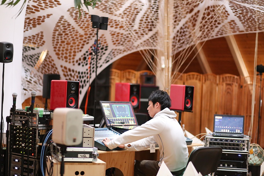 プラネタライブ「ゆらぎ、ささやき－電子音響音楽と自作投影装置によるパフォーマンスライブ－」