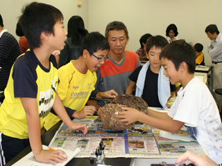 学習教室「スズメバチの巣を解体してみよう」