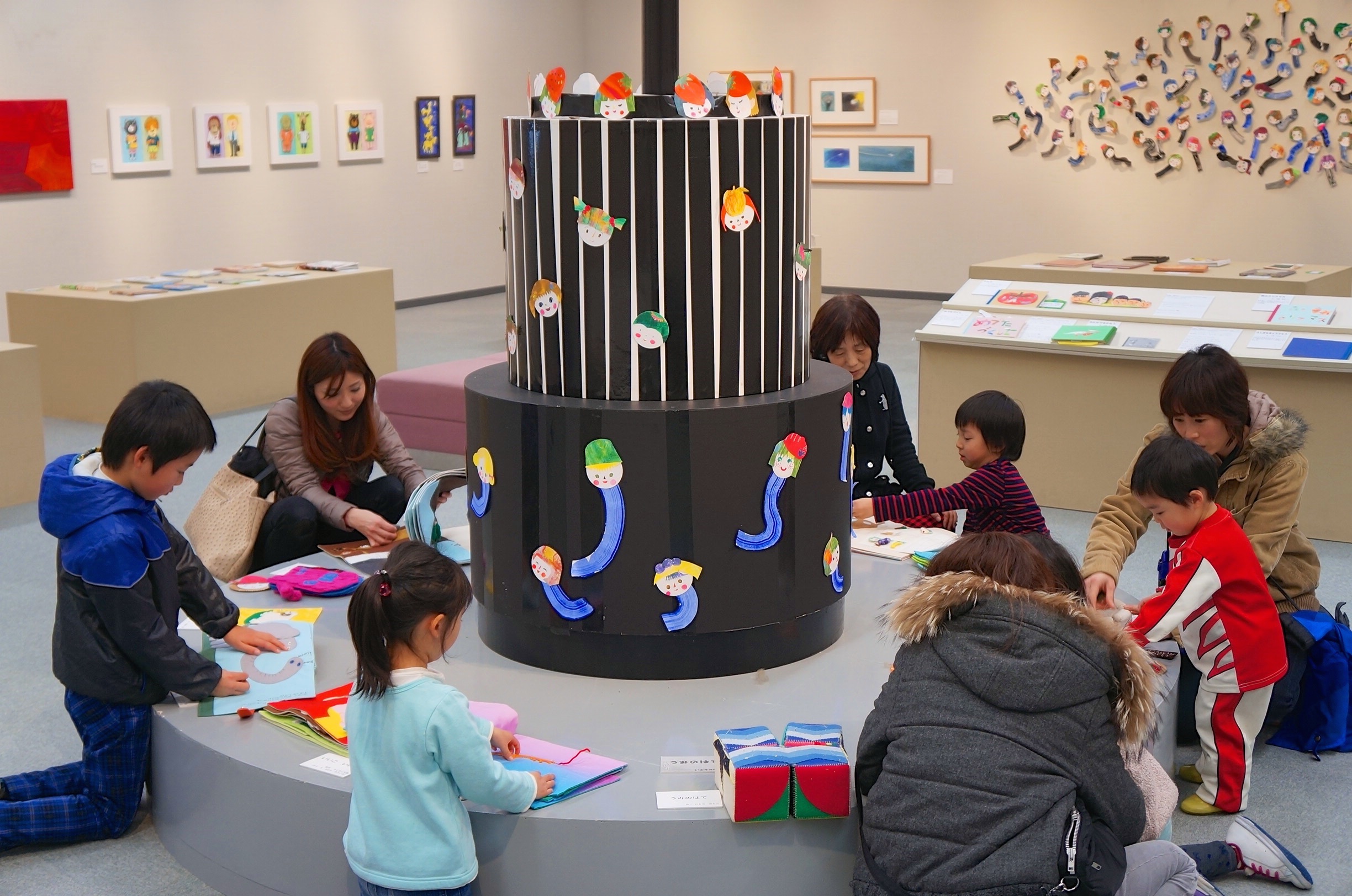 みる。かんじる。うまれる絵本展