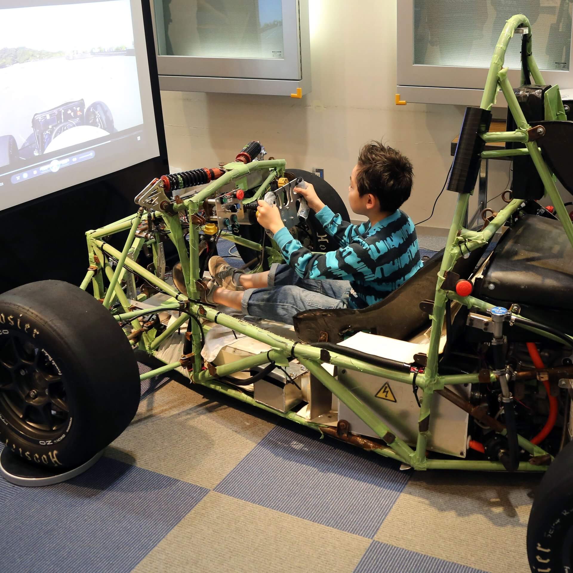 ぼくもわたしもカーレーサー！学生フォーミュラカー展示