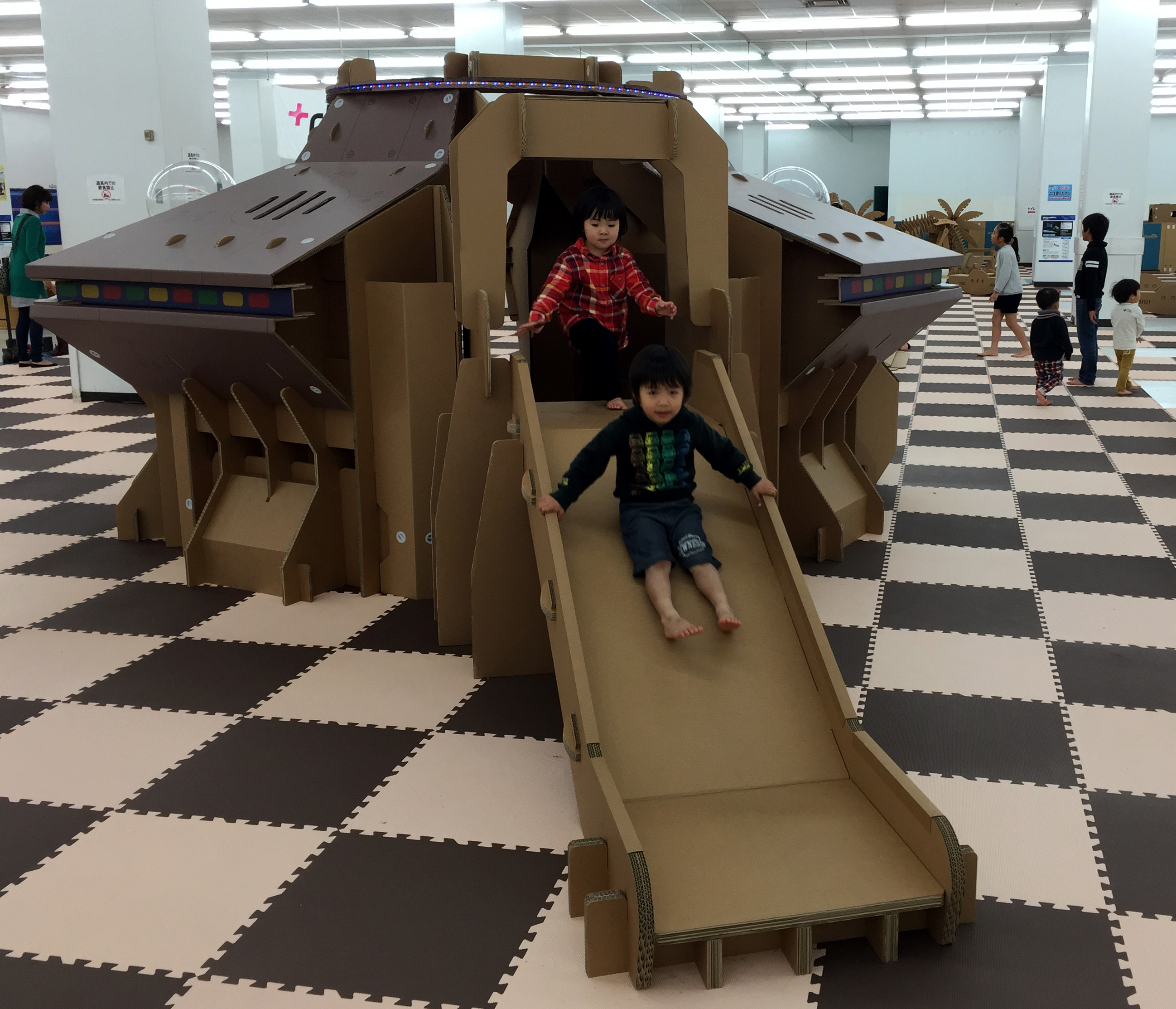 夏休み企画展「宇宙を探検！　ダンボールアート遊園地」