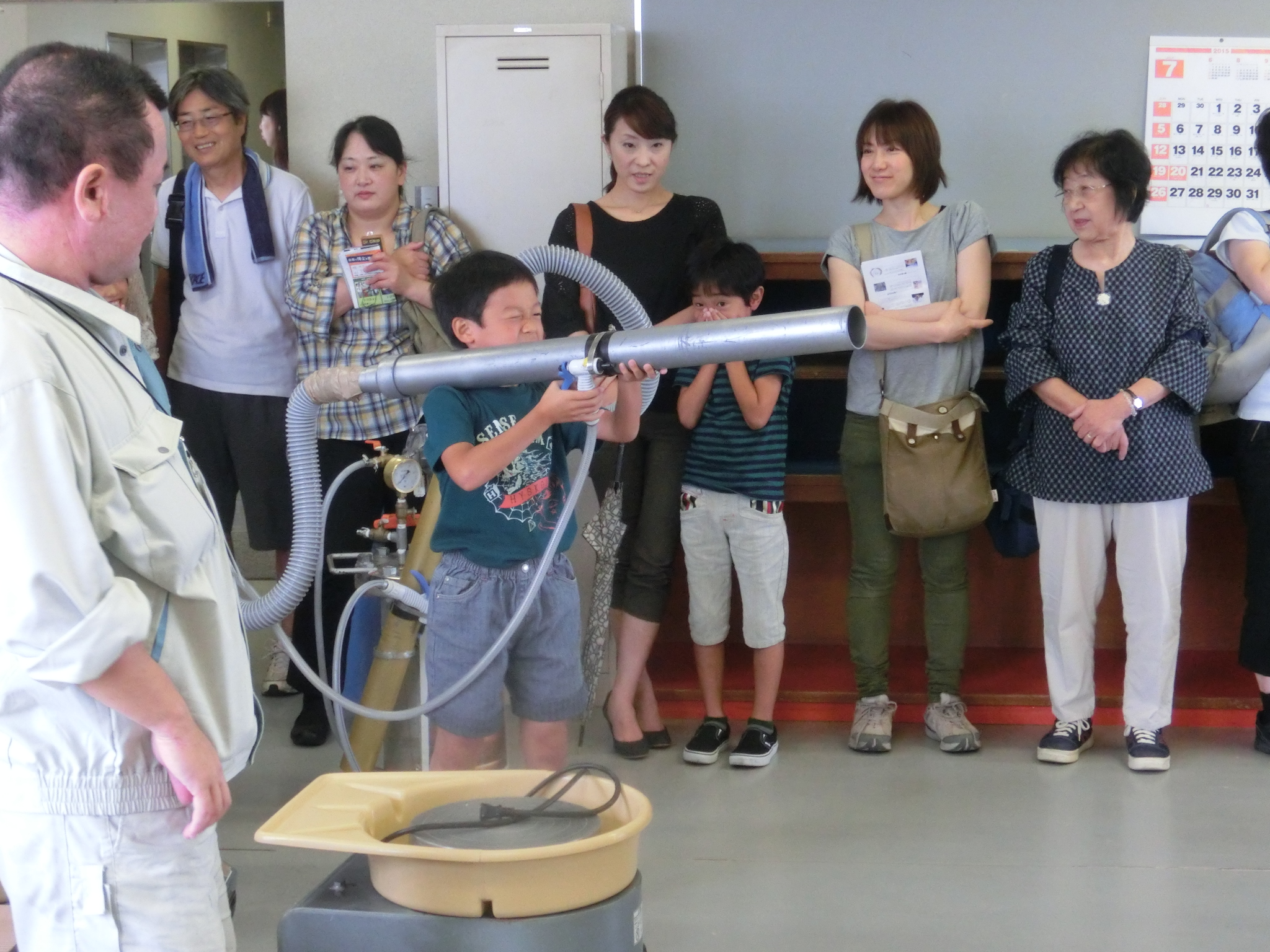 未来の博士を育てる科学教室「石灰を使ってバズーカ砲やロケットを飛ばそう！」